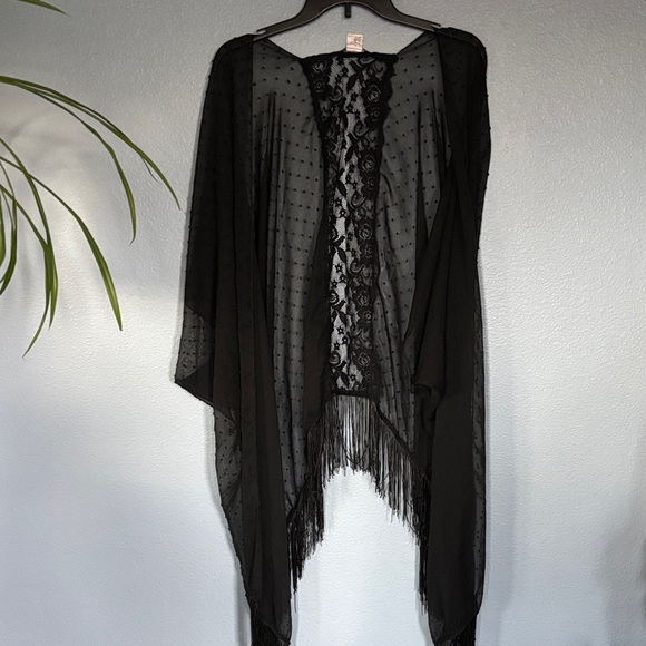 Ellen Tracy Accessories - ELLEN TRACY elegant, romantic, gothic, fringe, lace, kimono/shawl. One size.